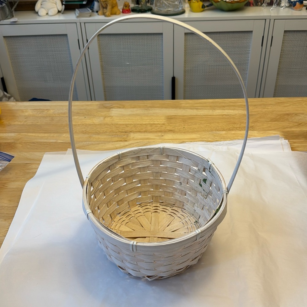⭐️10/10.00, Basket woven white clean , as shown